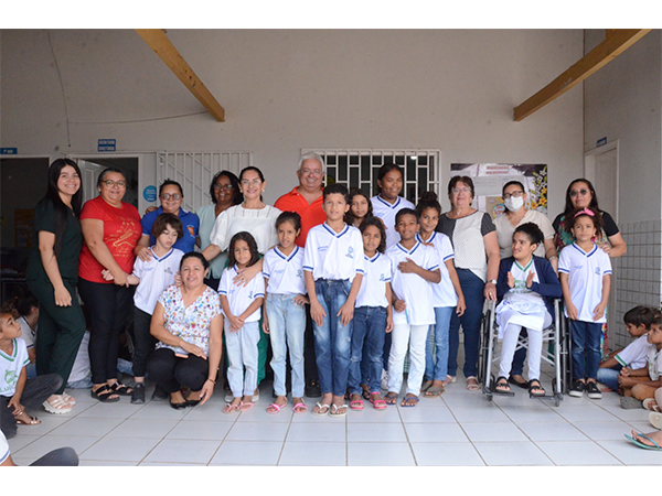 Prefeito Carlos Augusto e equipe visitam Escolas Municipais e entregam novo fardamento aos alunos